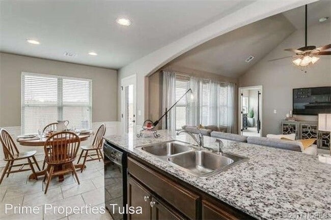 Building Photo - 3 br, 2 bath House - 312 S 48th St,