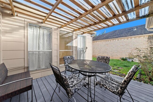 Foto del edificio - 4215 Willow Beach Dr