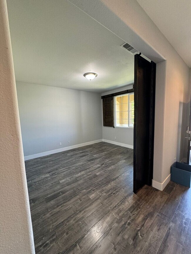 Foto del edificio - Stunning 4/3 in Roseville! 2 Car Garage!