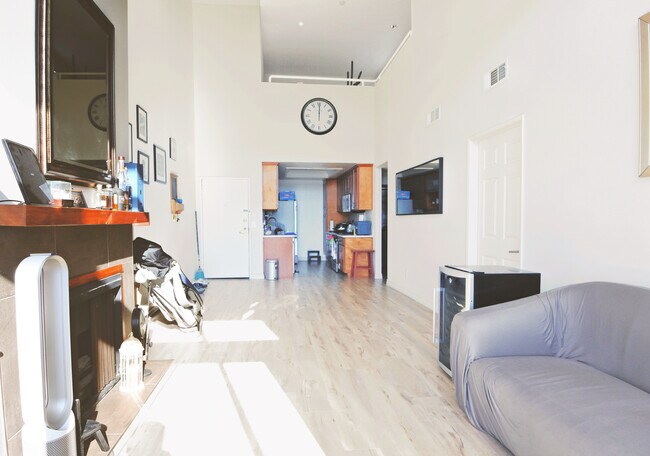 Foto del edificio - 5051 Rosewood Ave