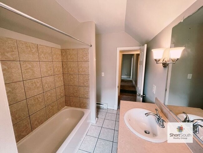 Foto del edificio - 5 bed 2 bath Single Family Home