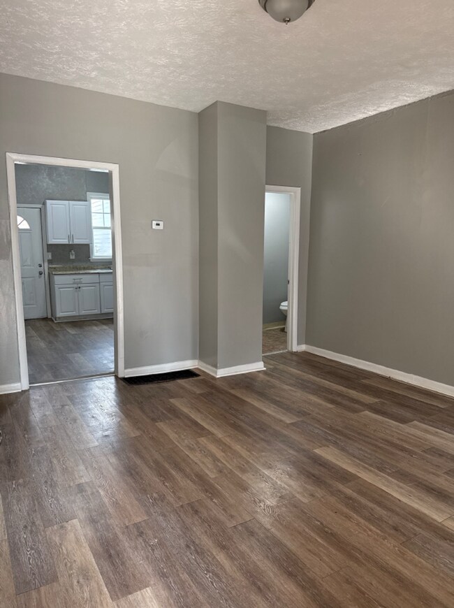 Foto del edificio - Great 2 bed 1.5 bath home includes bonus room and has central air conditioning!