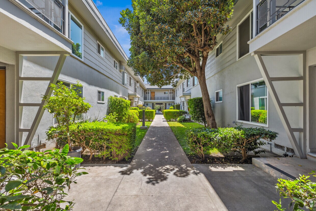 Foto principal - 1769 N Orange Dr