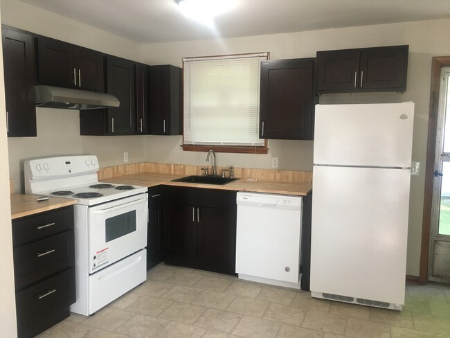 Building Photo - Renovated 3 Bed/ 1 Bath Home, 5 Miles to G...