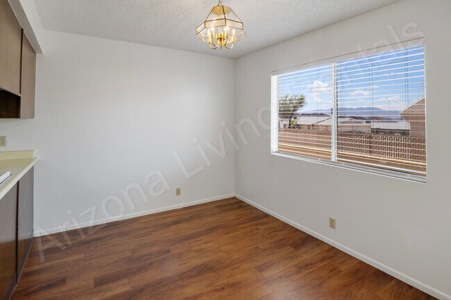 Foto del edificio - LARGE 3 BEDROOM DUPLEX