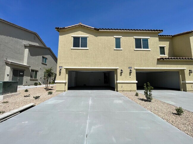 Building Photo - GATED 4 BED 2.75 BATH 2 CAR GARAGE TOWNHOUSE w/ LOFT & BED + BATH DOWNSTAIRS!
