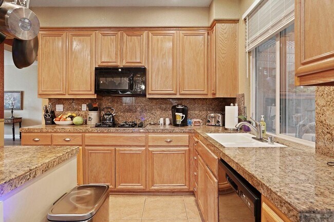 Building Photo - Home located in prestigious Glenbriar Estates