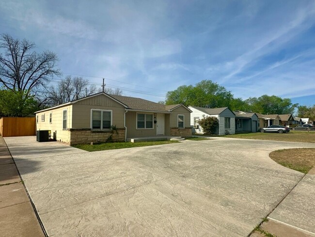 Building Photo - Charming 3 Bedroom Home