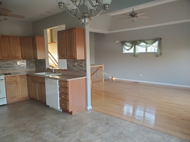 Building Photo - 1204 Riverview Dr