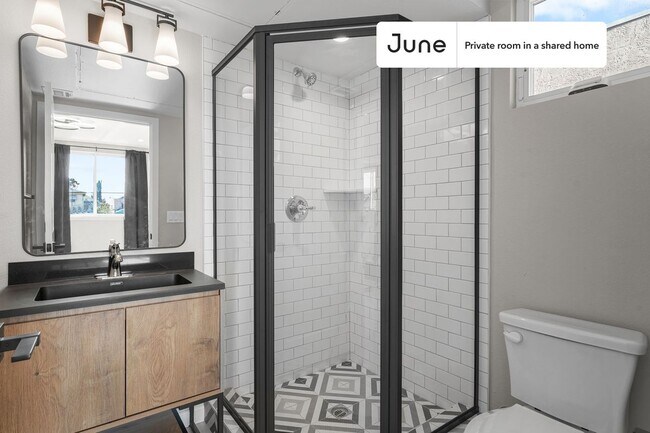 Foto del edificio - Room in Shared 5 bed/5 bath home in Boyle Heights