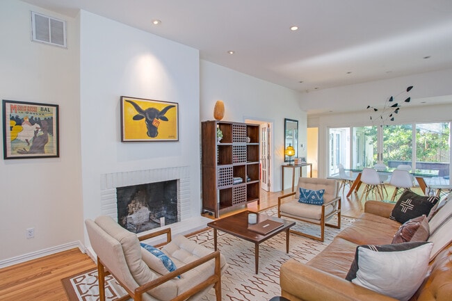Sala de estar - 4641 Belclaire Ave