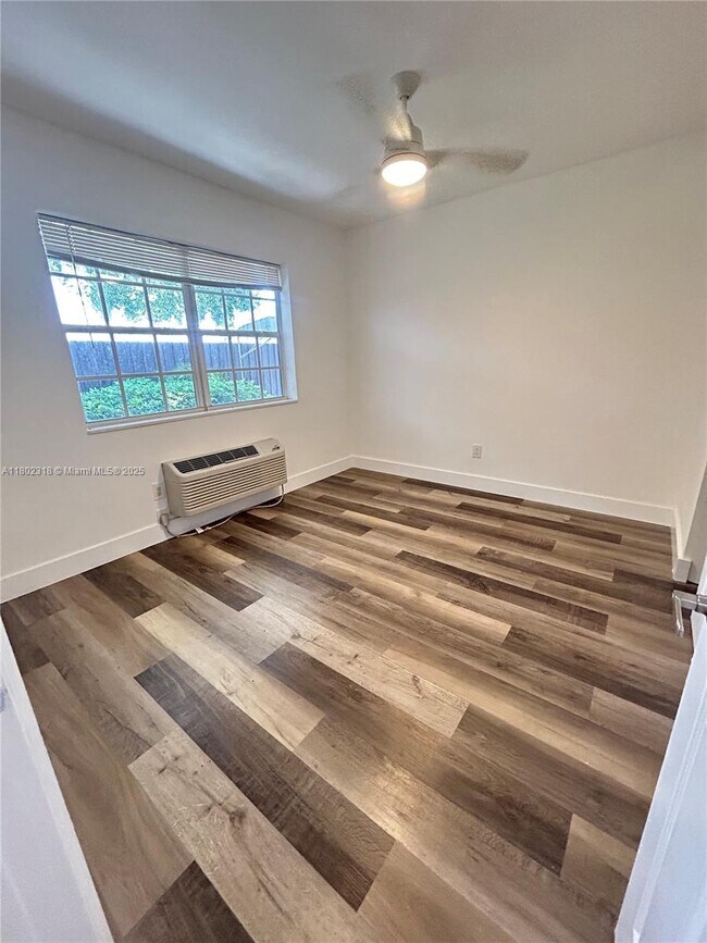 Foto del edificio - 571 NE 67th St