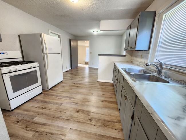 Building Photo - Spacious 3-Bedroom, 1-Bathroom Home AVAILA...
