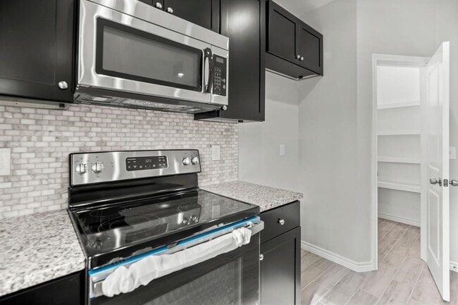 Building Photo - 15629 Holly Dr