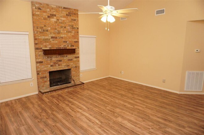 Building Photo - 204 Thunderbird Dr