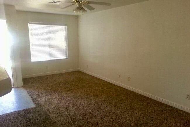 Building Photo - 4 BR HOME in Hurricane