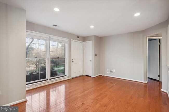 Building Photo - 5702 Brewer House Cir