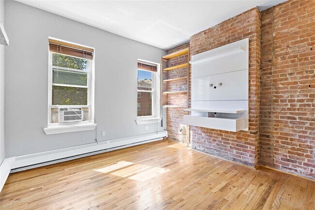 Building Photo - 719 Adams St