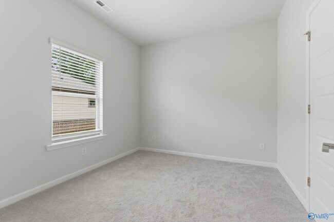 Foto del edificio - 15007 Greenleaf Dr