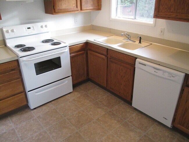 Building Photo - Cozy Three Bedroom Home in North Salem