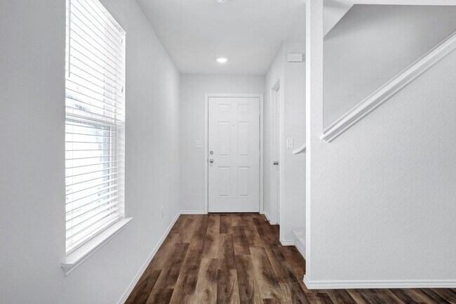 Foto del edificio - Stylish Two-Story Home with 4 Bedrooms, Private Yard, and Community Amenities