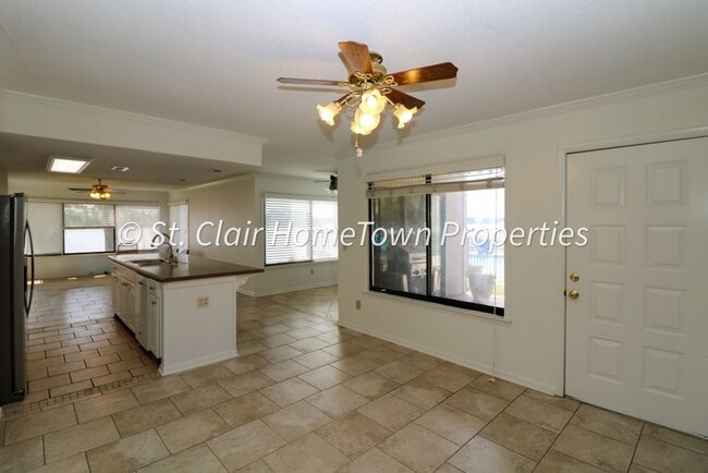 Building Photo - Beautiful Condo