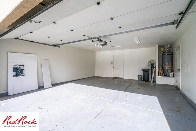 Foto del edificio - Inviting 3-Bedroom Home with Garage and Private Backyard