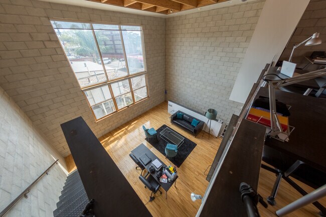 Foto del edificio - 717 N Cahuenga Blvd
