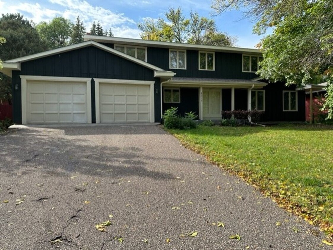 Primary Photo - Spacious two story 5 bedroom home! Complet...