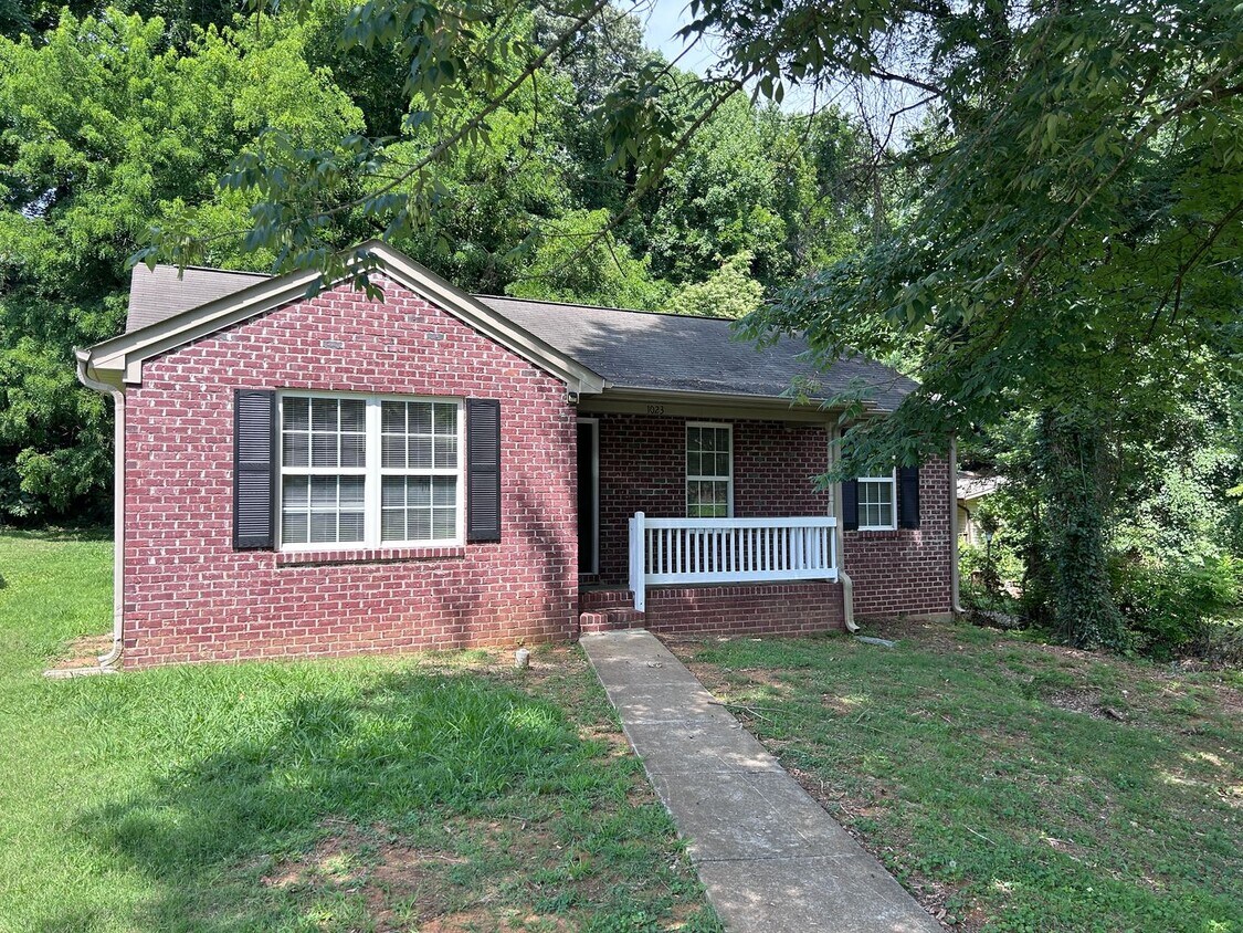 Building Photo - Coming Soon!! Great 3 Bedroom, 2 Bath Brick home in High Point!
