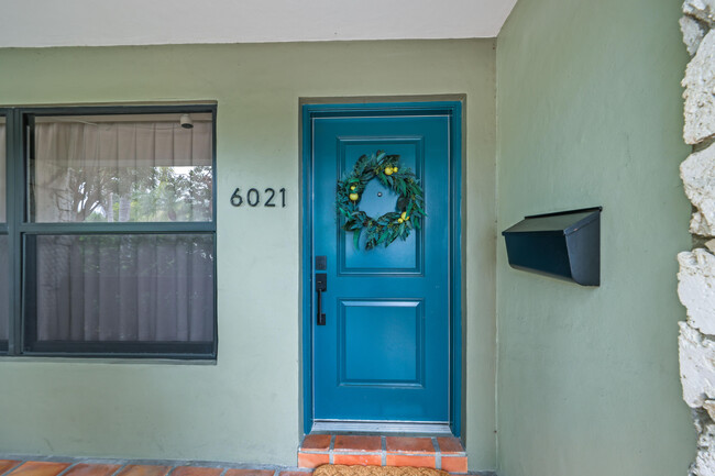 Foto del edificio - 6021 Bayview Dr