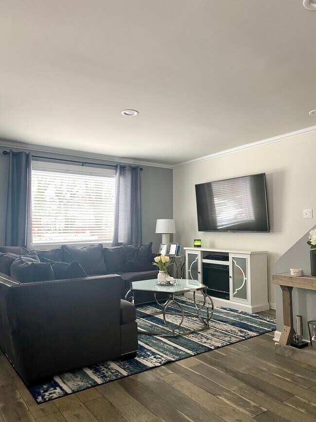 Building Photo - 2227 Gaylord Dr