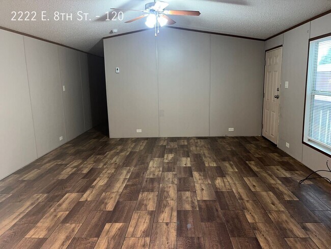 Foto del edificio - 2222 E 8th St