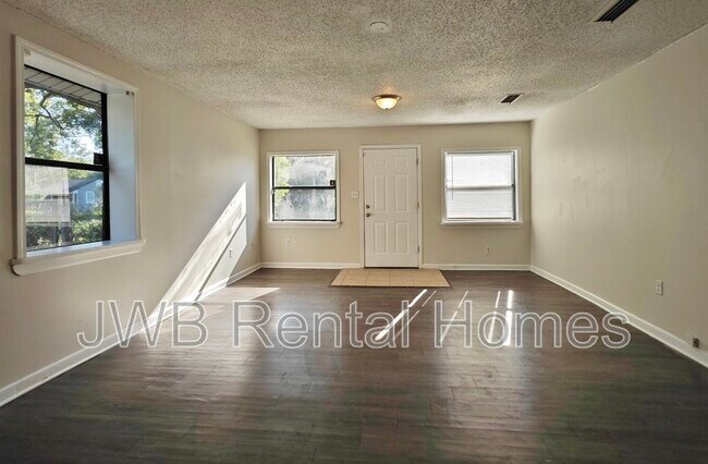 Foto del edificio - 7040 Alan Ave