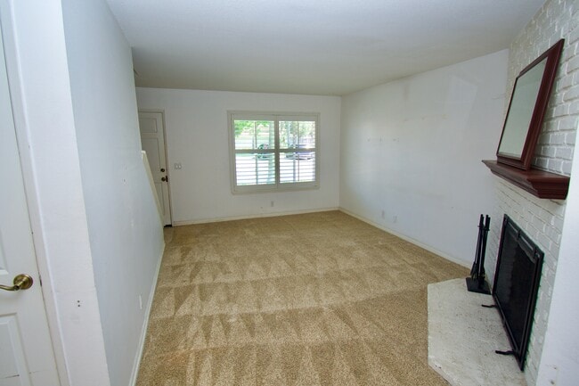 Building Photo - 9928 Continental Dr