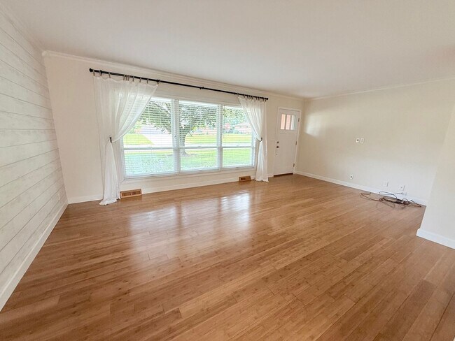 Building Photo - Incredible Ranch on Ivanhoe Way!