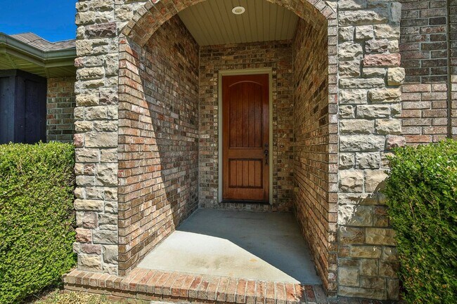 Building Photo - 4 bedroom, 2 bathroom home in Deer Lake Es...