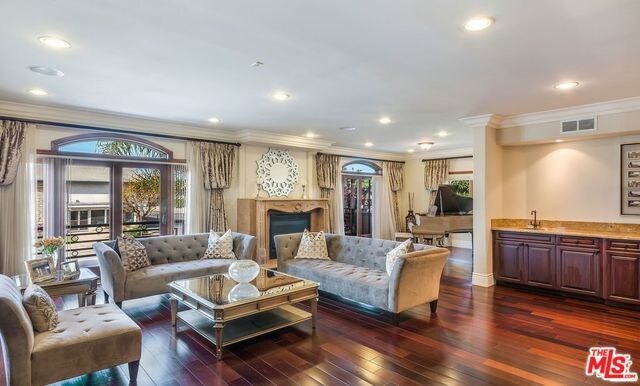 Spacious living room - 1940 S Barrington Ave