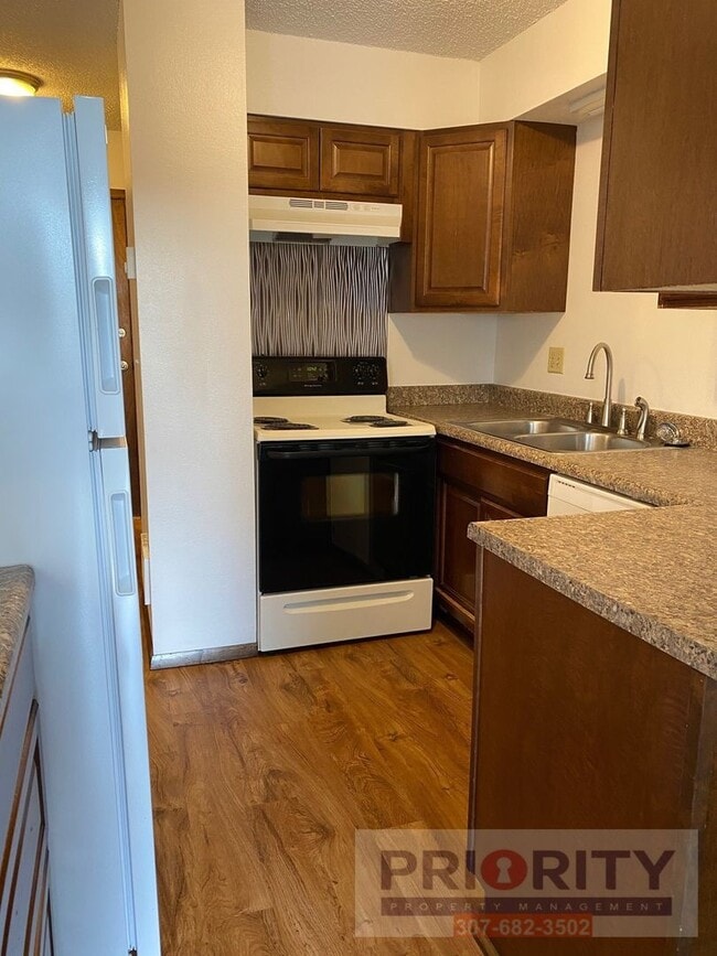 Building Photo - 3 bedroom, 2.5 bath 1,500 sqft Townhouse