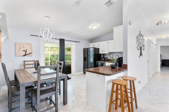 Building Photo - 812 NW 6th Ave