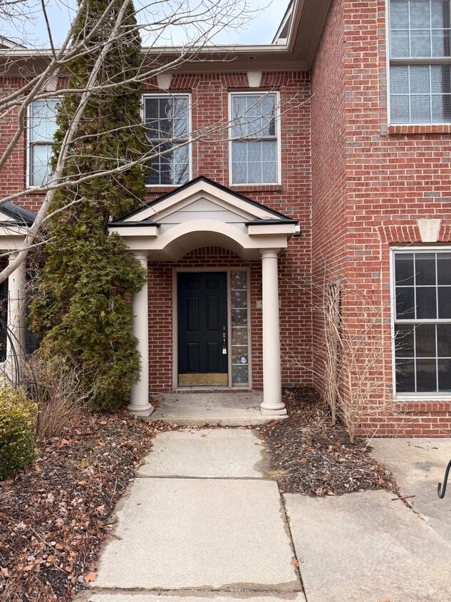 Foto principal - Modern 2-Bed, 2-Bath Condo Near Ann Arbor ...