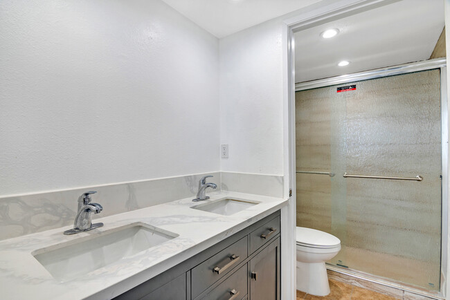 Baño principal con ducha de pie - Goshen Luxury Apartments