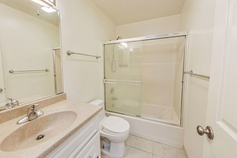Primary Photo - Quiet Oasis, 3bd/1ba Apartment Home Availa...