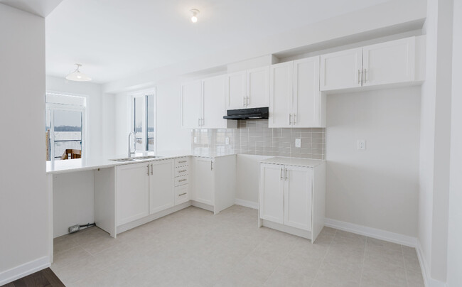 Building Photo - 525 Oldenburg Ave