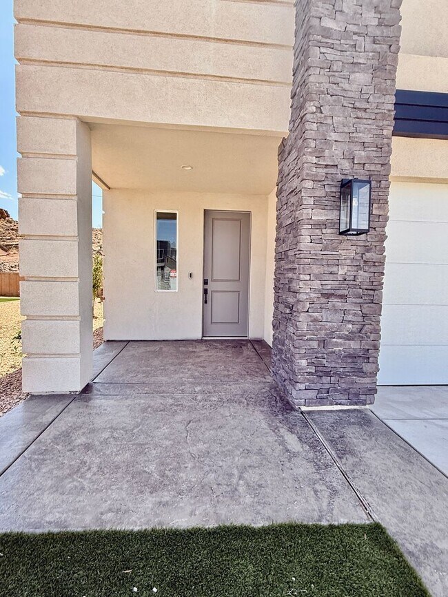 Foto del edificio - BRAND NEW Four Bedroom Townhome in Desert ...
