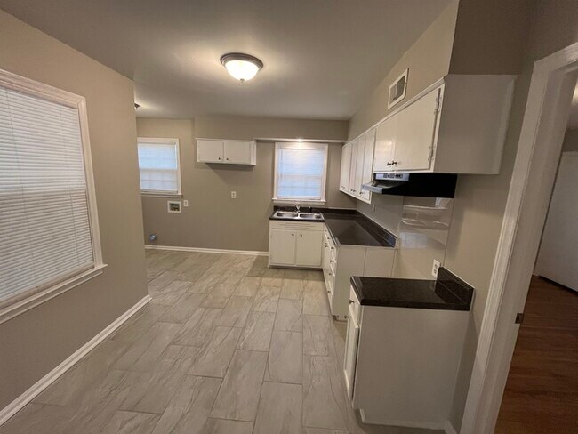 Building Photo - 4860 Berrydale Ave