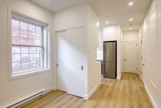 Building Photo - 2060 Rue du Fort