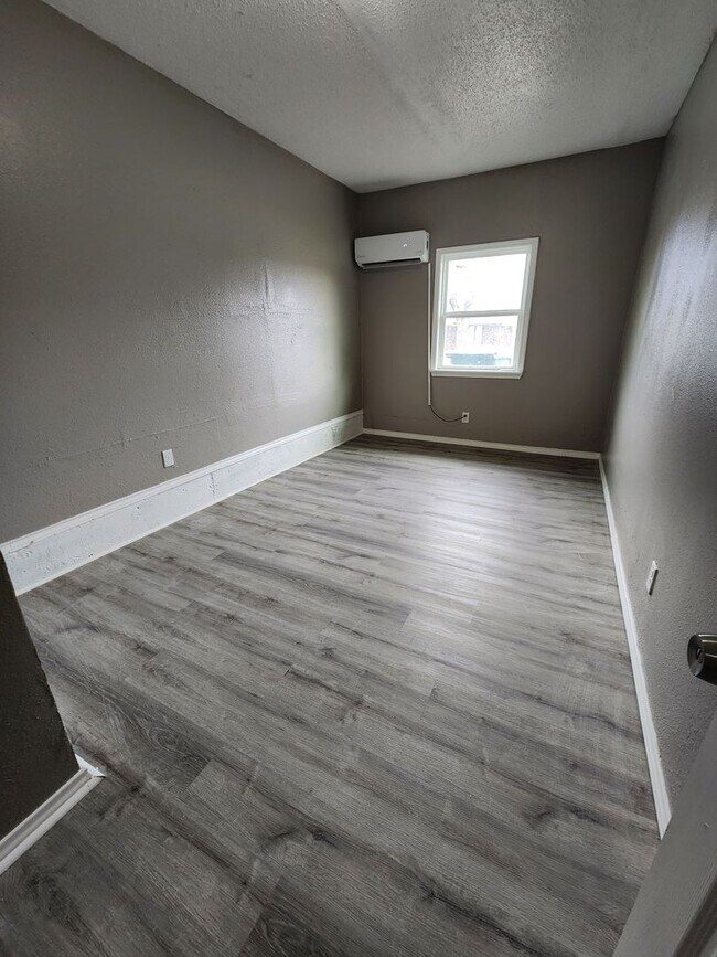 Foto del edificio - 6 Bedroom House Available NOW in Midwest City