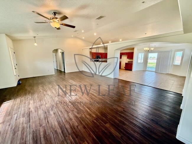 Foto del edificio - 4 Bedroom home on Private lot in PHELAN CA
