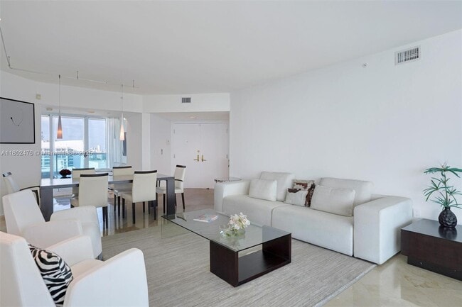 Building Photo - 5025 Collins Ave